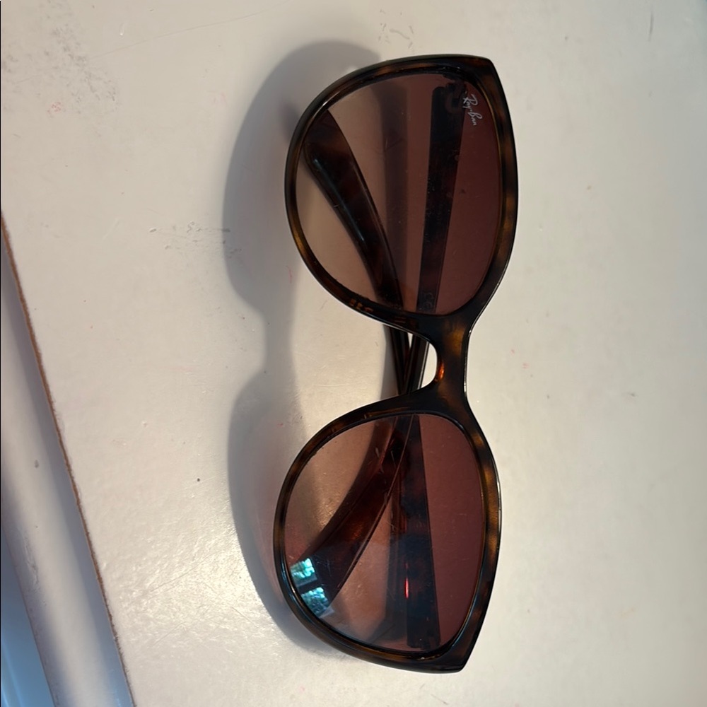 Women’s black and brown leopard pattern sunglasses